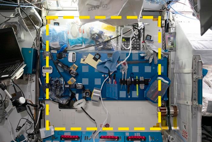 Sample location for the Sampling Quadrangle Assembly Research Experiment (SQuARE), Square 03 in the starboard servicing work area of ​​the International Space Station. An open crew quarters can be seen at right. The yellow dotted line indicates the boundaries of the sample area.