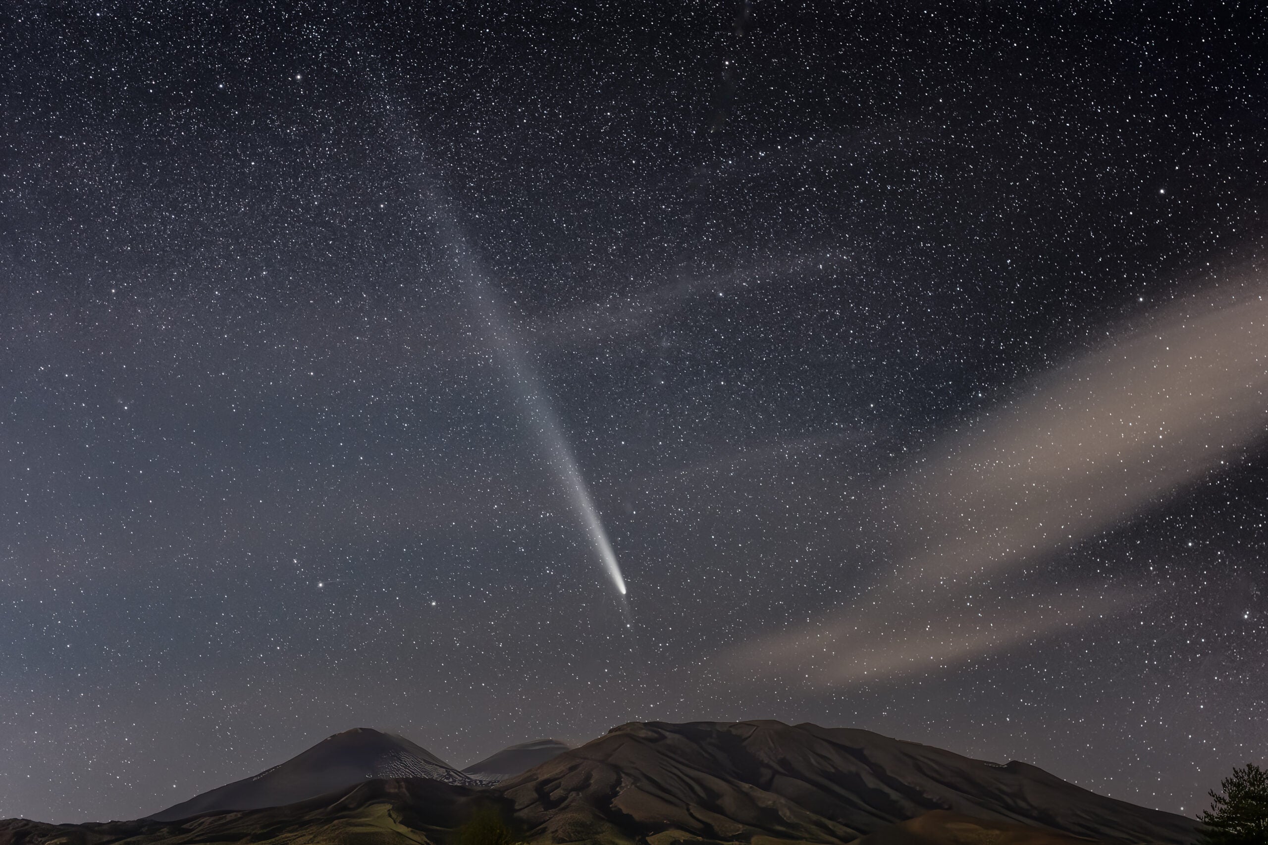 https://www.astronomy.com/uploads/2024/10/GianniTumino_COMET_ETNA_50mm_JPG_3500pix-scaled.jpg