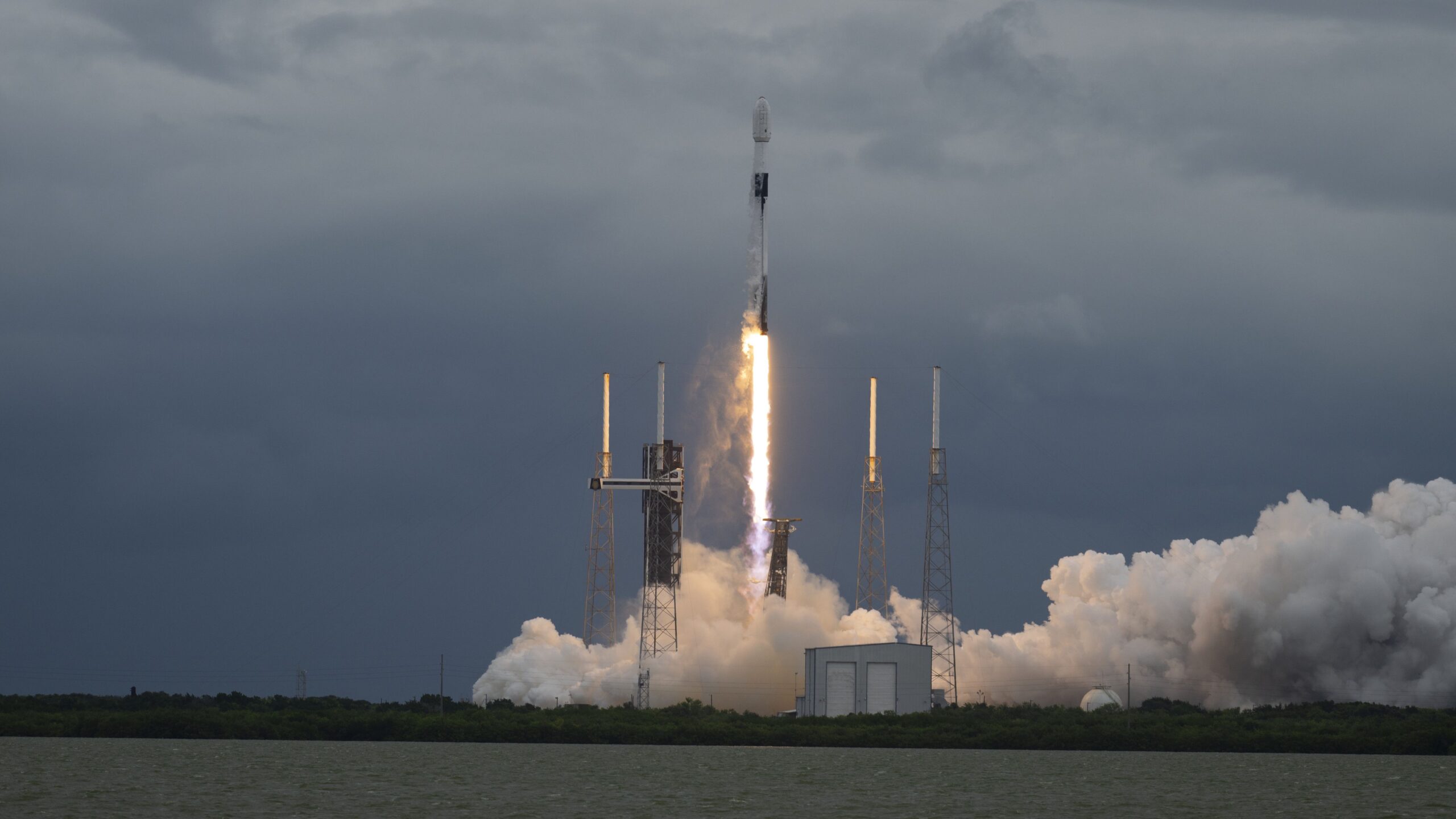 https://www.astronomy.com/uploads/2024/10/Hera_asteroid_mission_launches_to_the_sky_on_7_October_2024-scaled.jpg